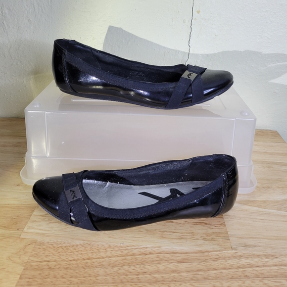 Womans Anne Klein Sport Black Patent Flats Size 6 - Picture 2 of 8